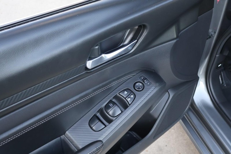 Nissan Altima Vehicle Full-screen Gallery Image 15