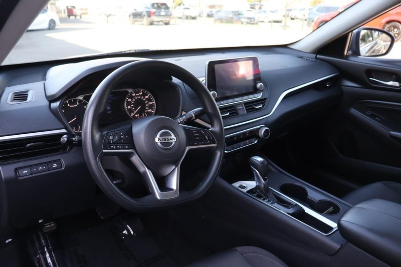 Nissan Altima Vehicle Full-screen Gallery Image 16