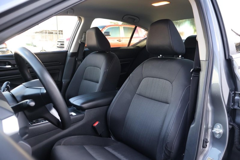 Nissan Altima Vehicle Full-screen Gallery Image 18