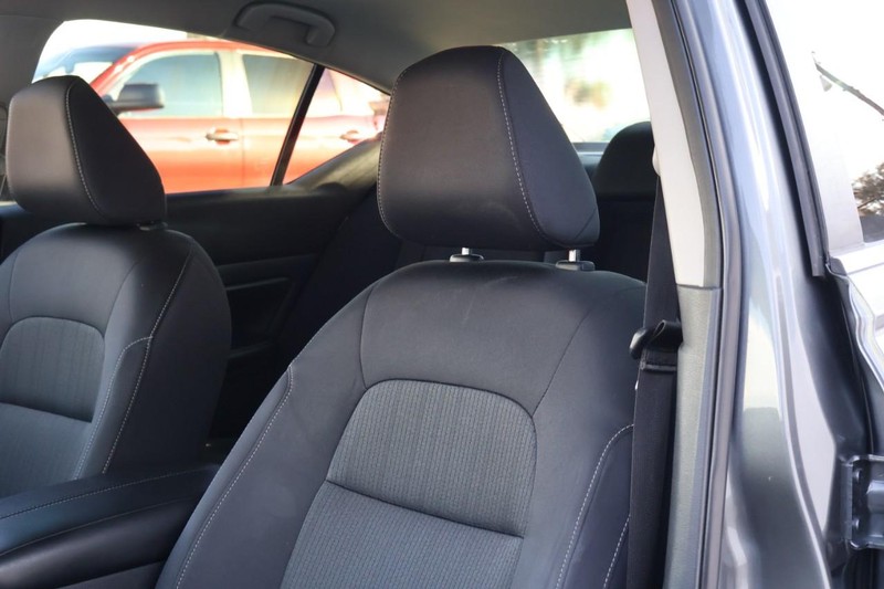 Nissan Altima Vehicle Full-screen Gallery Image 19