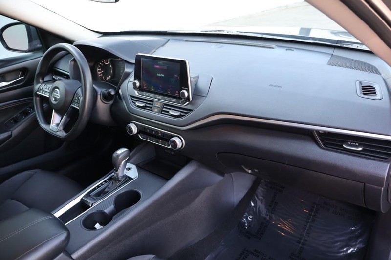 Nissan Altima Vehicle Full-screen Gallery Image 20