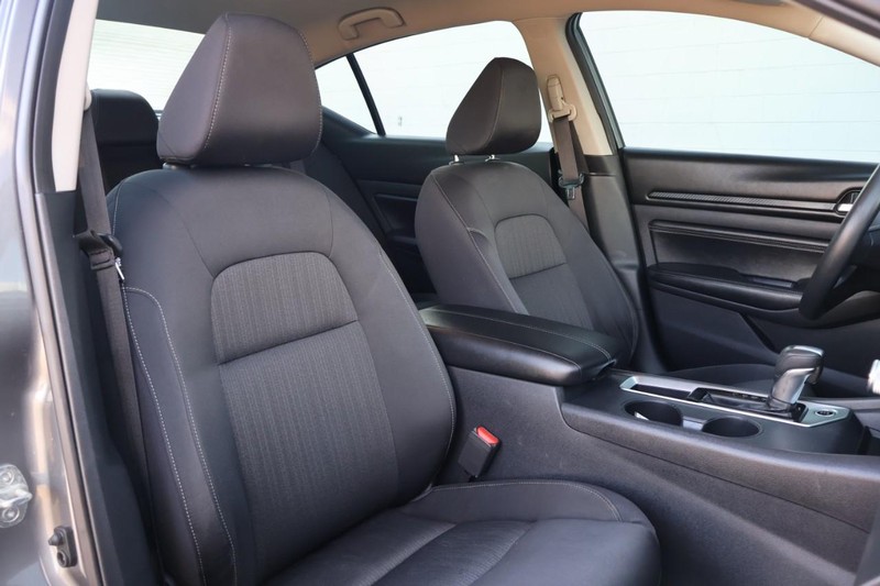 Nissan Altima Vehicle Full-screen Gallery Image 21