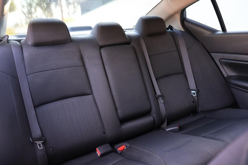 Nissan Altima Vehicle Full-screen Gallery Image 22