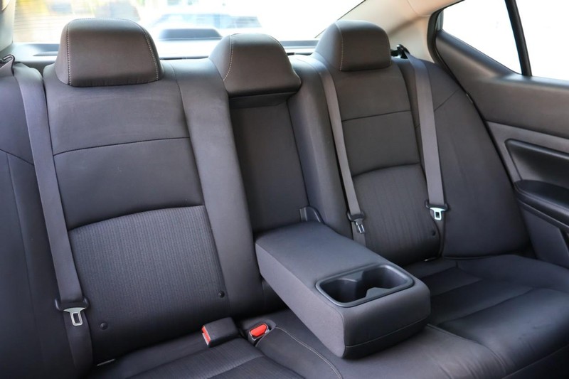 Nissan Altima Vehicle Full-screen Gallery Image 23