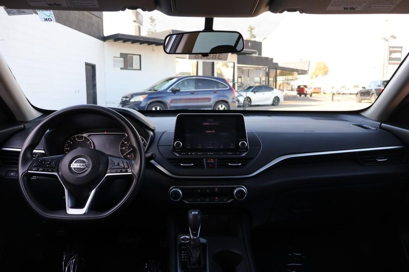 Nissan Altima Vehicle Full-screen Gallery Image 24