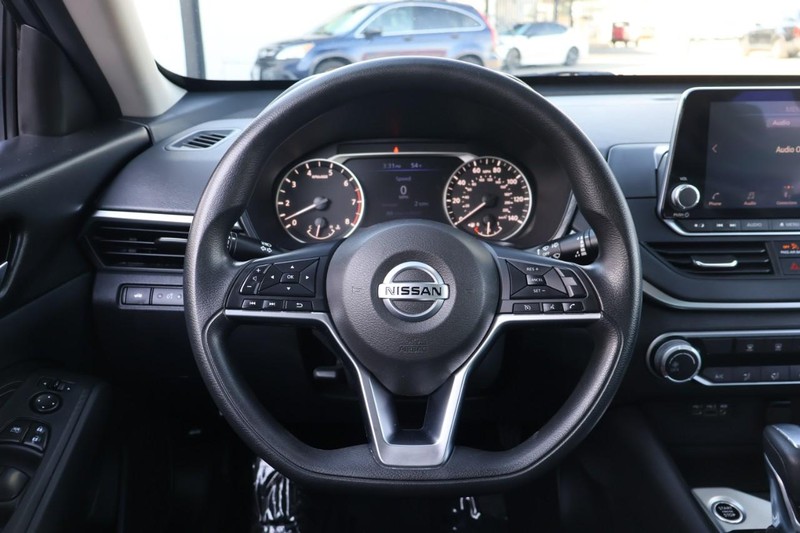 Nissan Altima Vehicle Full-screen Gallery Image 26