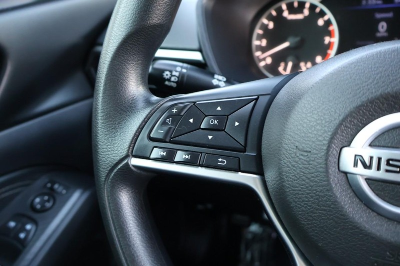 Nissan Altima Vehicle Full-screen Gallery Image 27