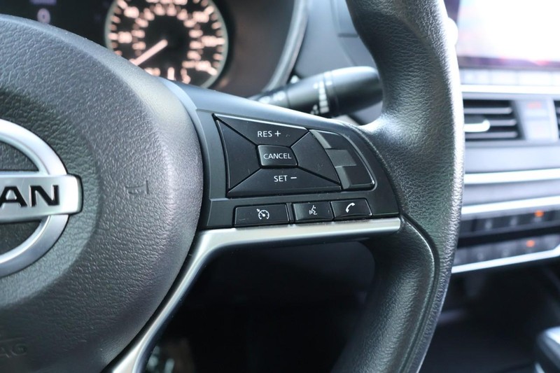 Nissan Altima Vehicle Full-screen Gallery Image 28