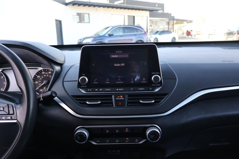 Nissan Altima Vehicle Full-screen Gallery Image 29