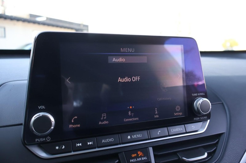 Nissan Altima Vehicle Full-screen Gallery Image 30