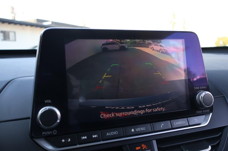 Nissan Altima Vehicle Full-screen Gallery Image 31