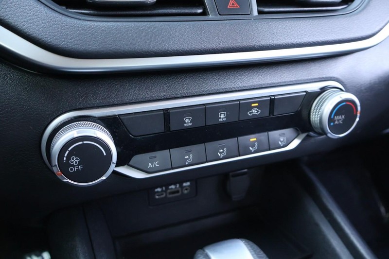 Nissan Altima Vehicle Full-screen Gallery Image 32