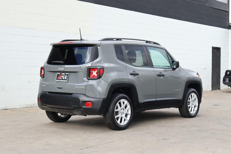 Jeep Renegade Vehicle Full-screen Gallery Image 05