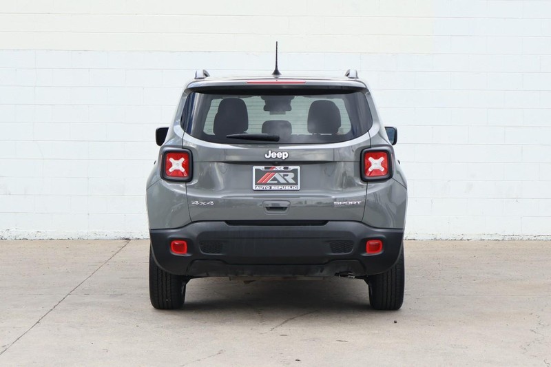 Jeep Renegade Vehicle Full-screen Gallery Image 06