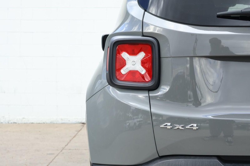 Jeep Renegade Vehicle Full-screen Gallery Image 07