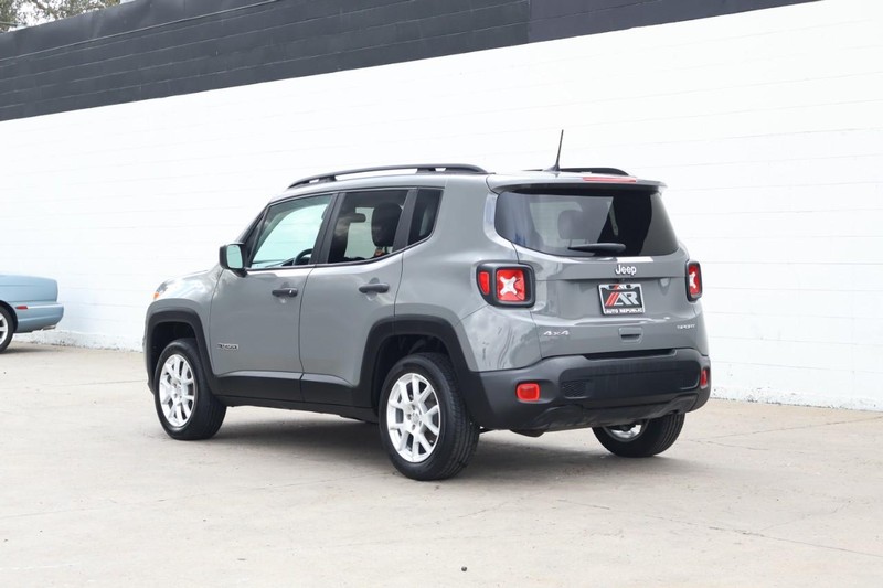 Jeep Renegade Vehicle Full-screen Gallery Image 10