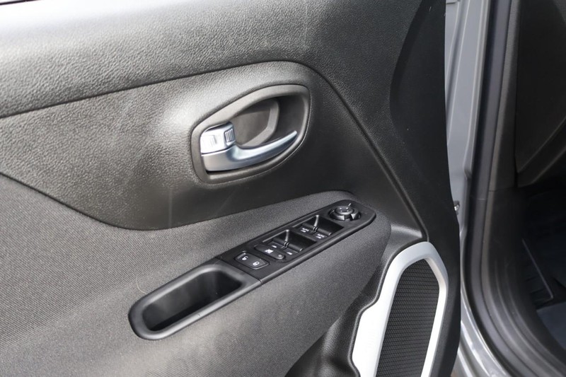 Jeep Renegade Vehicle Full-screen Gallery Image 16