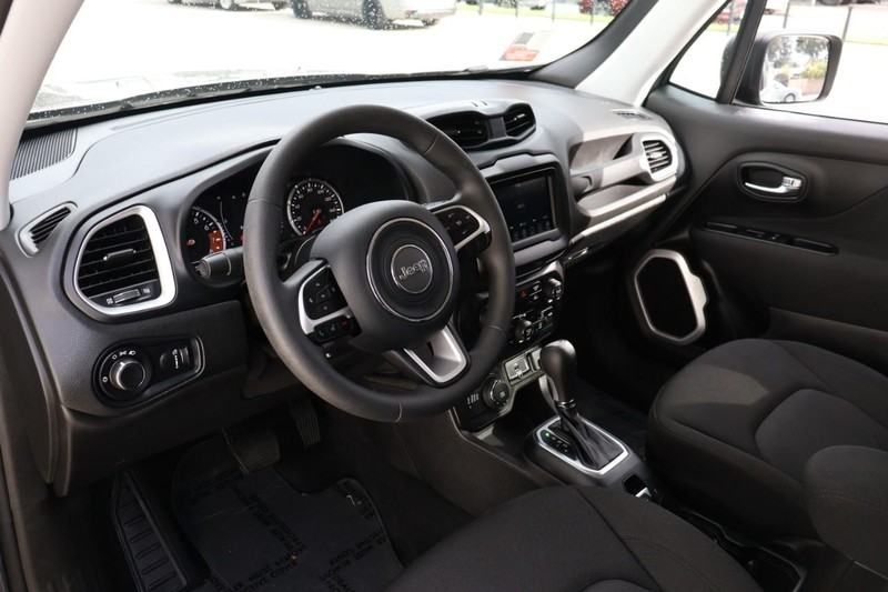 Jeep Renegade Vehicle Full-screen Gallery Image 17