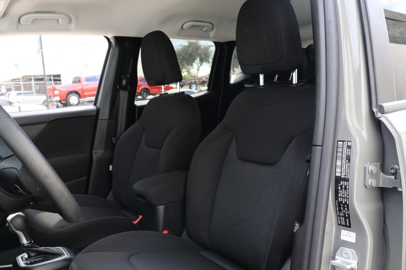 Jeep Renegade Vehicle Full-screen Gallery Image 18