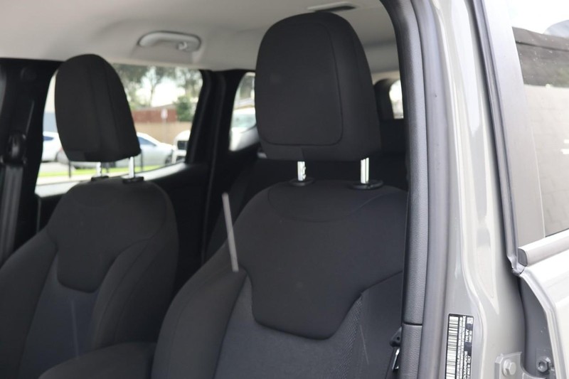 Jeep Renegade Vehicle Full-screen Gallery Image 19