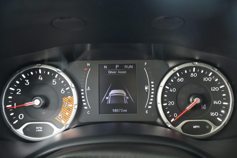 Jeep Renegade Vehicle Full-screen Gallery Image 24