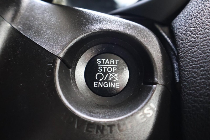 Jeep Renegade Vehicle Full-screen Gallery Image 28