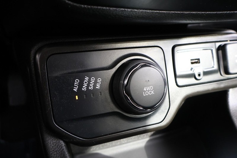 Jeep Renegade Vehicle Full-screen Gallery Image 34