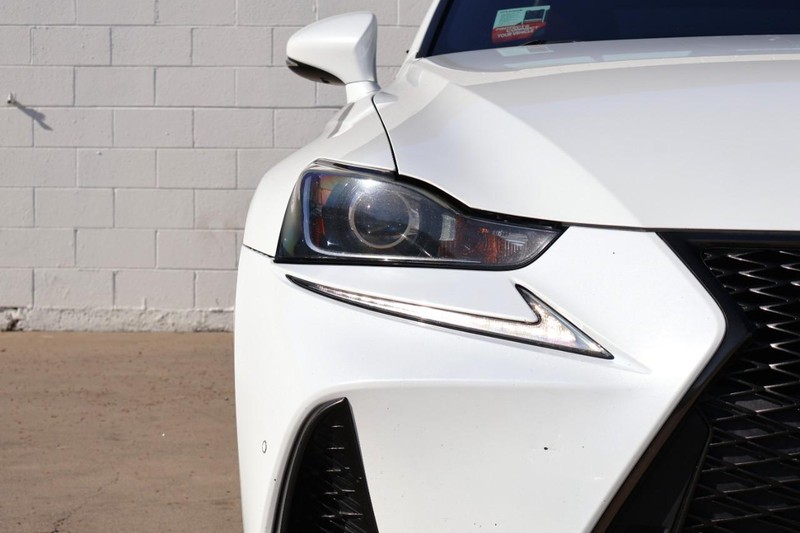 Lexus IS 300 Vehicle Full-screen Gallery Image 03