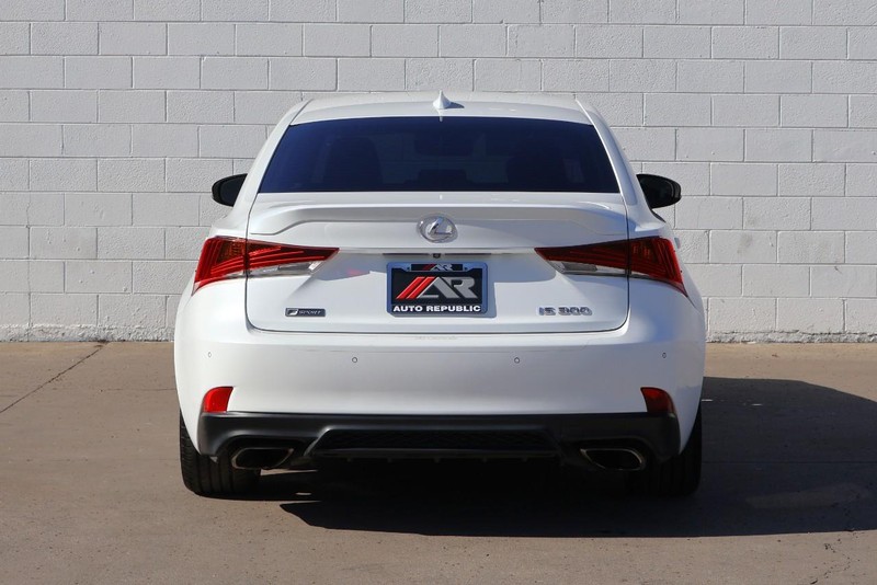 Lexus IS 300 Vehicle Full-screen Gallery Image 06