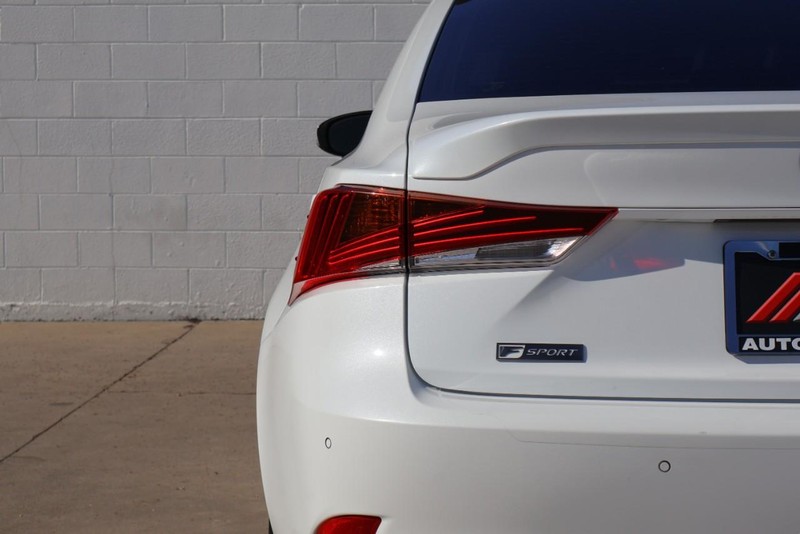 Lexus IS 300 Vehicle Full-screen Gallery Image 07