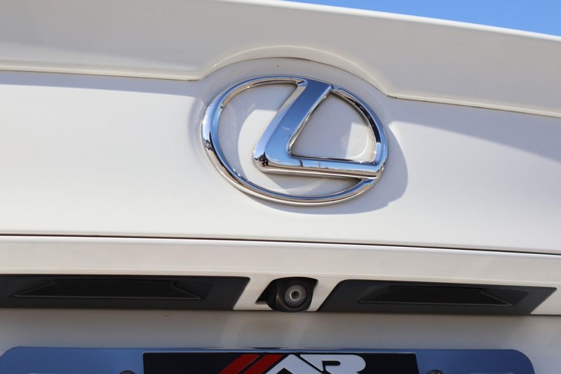 Lexus IS 300 Vehicle Full-screen Gallery Image 08