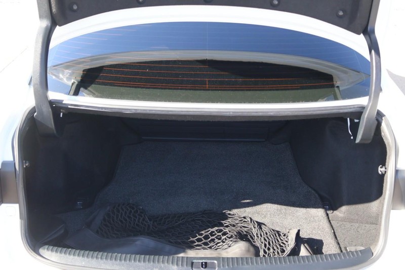 Lexus IS 300 Vehicle Full-screen Gallery Image 09