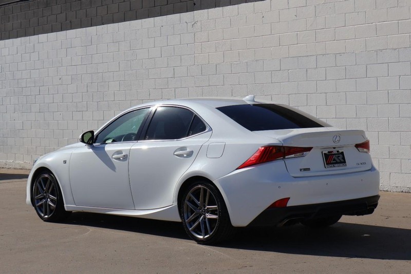 Lexus IS 300 Vehicle Full-screen Gallery Image 10