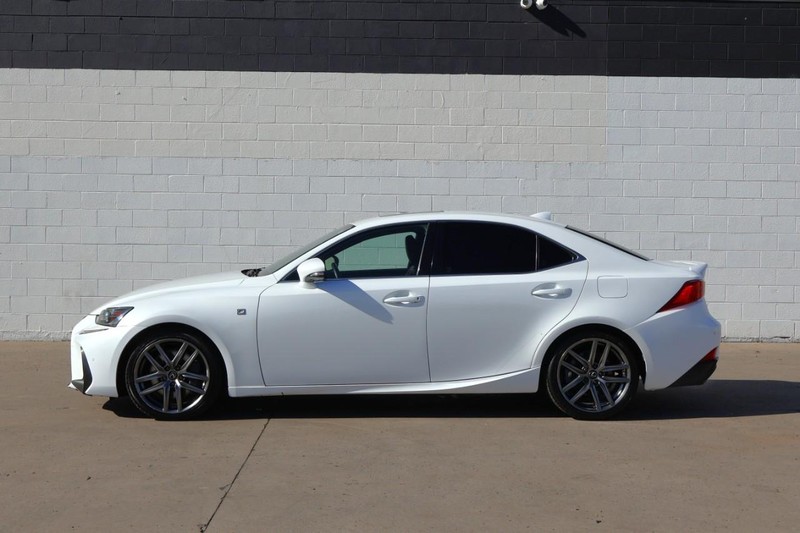 Lexus IS 300 Vehicle Full-screen Gallery Image 11