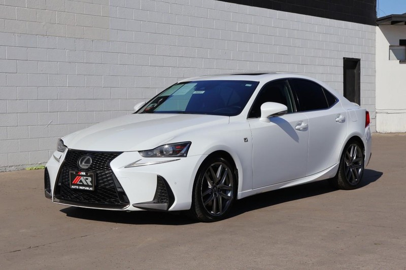 Lexus IS 300 Vehicle Full-screen Gallery Image 12