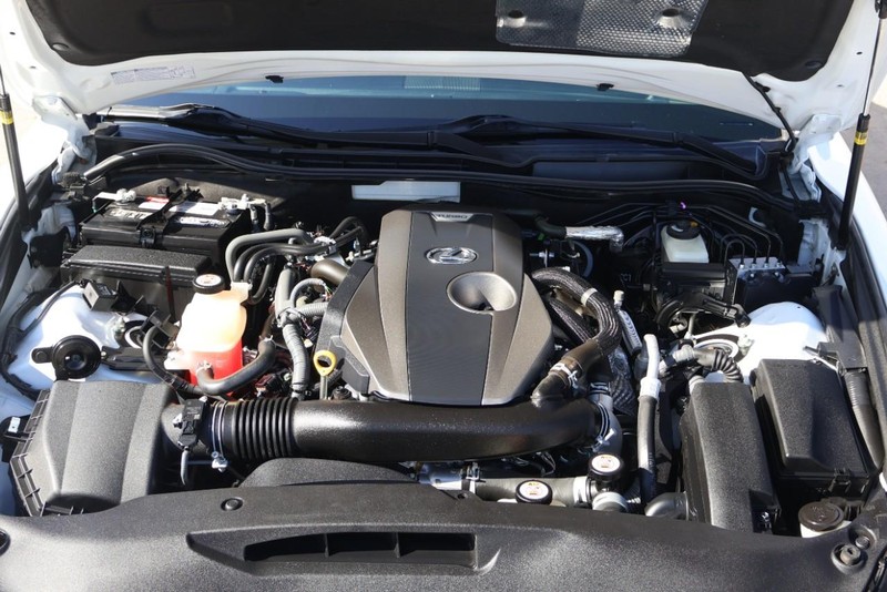 Lexus IS 300 Vehicle Full-screen Gallery Image 13