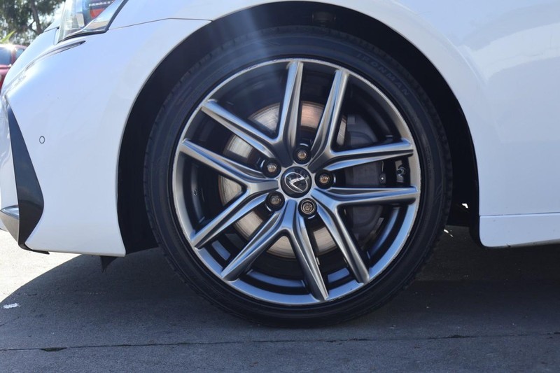 Lexus IS 300 Vehicle Full-screen Gallery Image 14