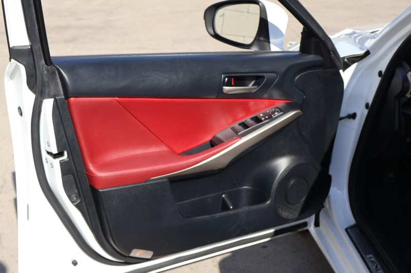 Lexus IS 300 Vehicle Full-screen Gallery Image 15