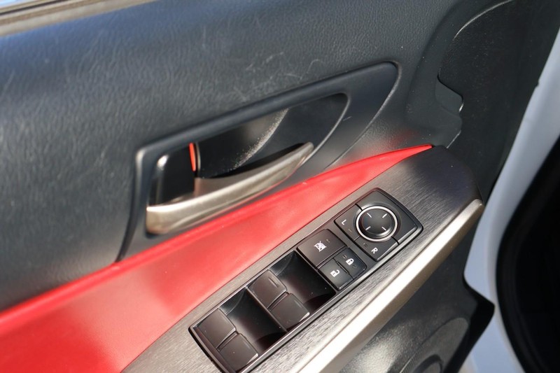 Lexus IS 300 Vehicle Full-screen Gallery Image 16