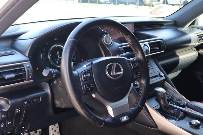 Lexus IS 300 Vehicle Full-screen Gallery Image 17