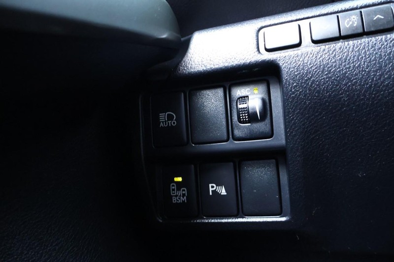 Lexus IS 300 Vehicle Full-screen Gallery Image 18