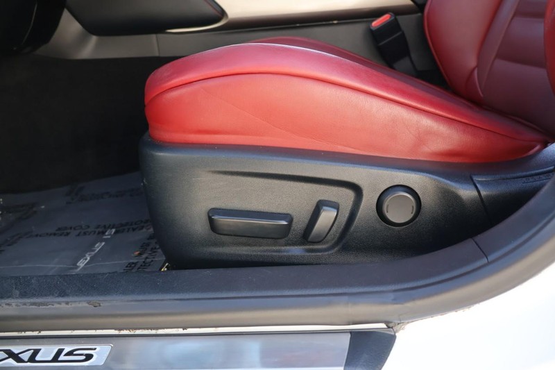 Lexus IS 300 Vehicle Full-screen Gallery Image 19