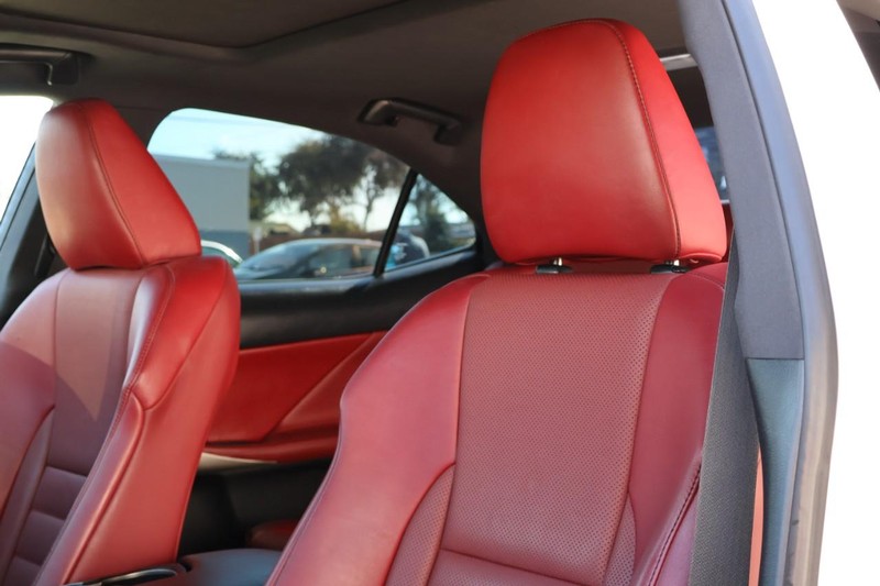 Lexus IS 300 Vehicle Full-screen Gallery Image 21