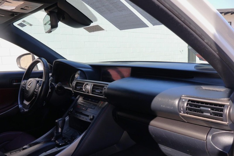 Lexus IS 300 Vehicle Full-screen Gallery Image 22