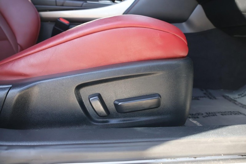 Lexus IS 300 Vehicle Full-screen Gallery Image 23