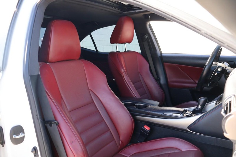 Lexus IS 300 Vehicle Full-screen Gallery Image 24