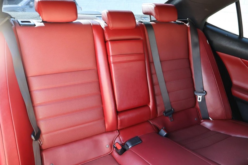 Lexus IS 300 Vehicle Full-screen Gallery Image 25