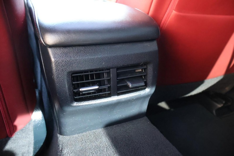 Lexus IS 300 Vehicle Full-screen Gallery Image 26