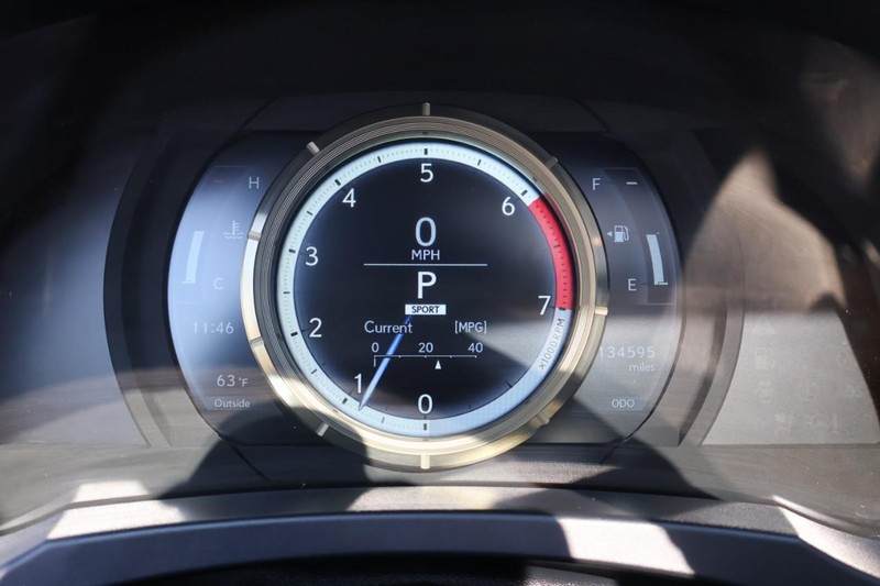 Lexus IS 300 Vehicle Full-screen Gallery Image 28