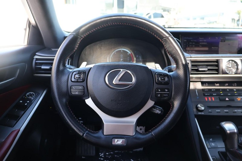 Lexus IS 300 Vehicle Full-screen Gallery Image 29